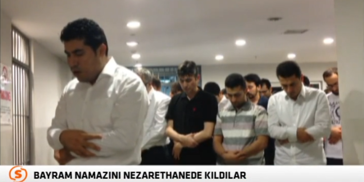 Bayram namazını nezarethanede kıldılar