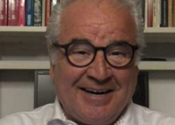 “Şerefli polisler, hakimler hapiste, ülkeyi hırsızlar yönetiyor”