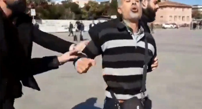 Adliyede Vatandaştan ” 17-25 Aralık ” Protestosu