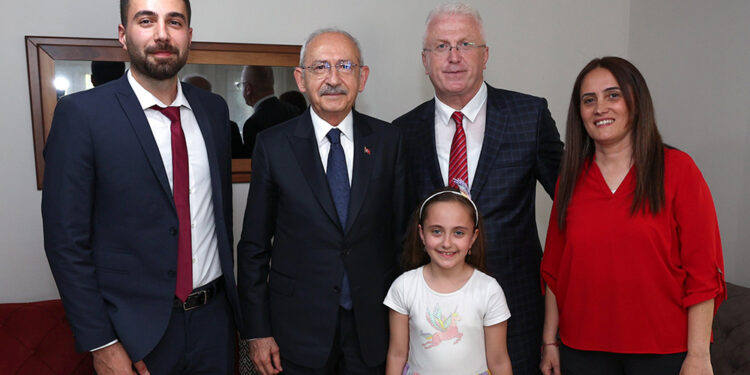 Kılıçdaroğlu, Memur Teoman’ı ziyaret etti